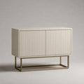 Credenza rettangolare a 2 ante in MDF scanalato e acciaio, avorio e ottone, 120 × 40 × 85 cm